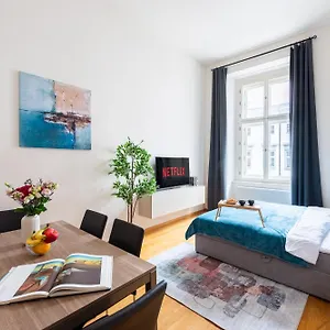 Spacious 3-bedrooms Near Karlin Square Apartament
